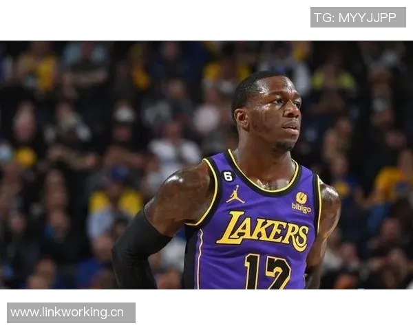 曼恩半场表现惊艳五投全中三分两中助球队取得领先 曼恩半场表现惊艳五投全中三分两中助球队取得领先