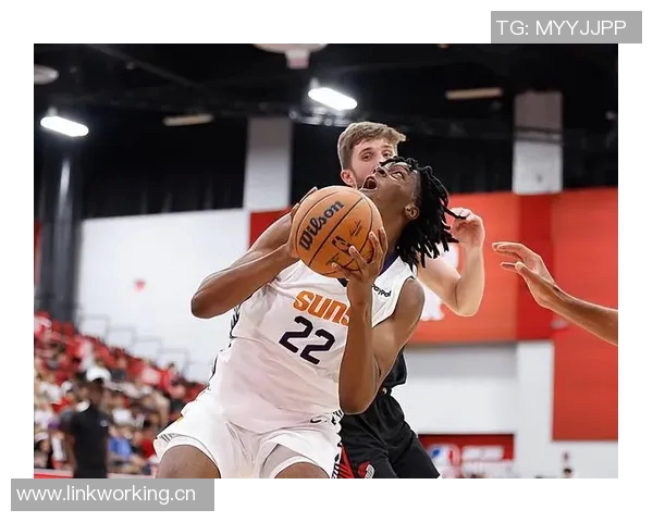 亨特表现出色16投8中三分命中率高达33贡献20分7篮板2抢断正负值高达19 亨特表现出色16投8中三分命中率高达33贡献20分7篮板2抢断正负值高达19