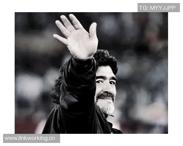 阿根廷全队球员佩戴黑色袖标悼念已故博卡主帅鲁索的感人时刻