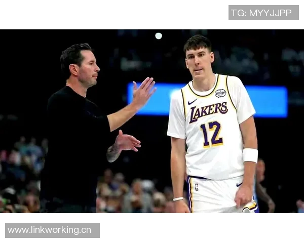 泰伦卢称赞首发球员首节表现出色展现良好比赛风格 泰伦卢称赞首发球员首节表现出色展现良好比赛风格